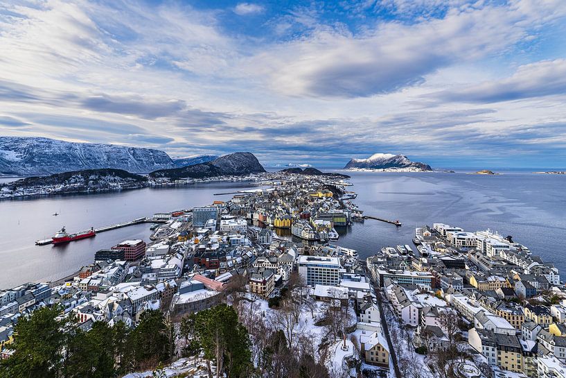 View of the town of Ålesund in Norway from the local mountain Aksla by Rico Ködder