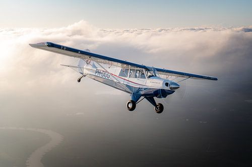 Sportflugzeug über den Wolken bei Sonnenuntergang