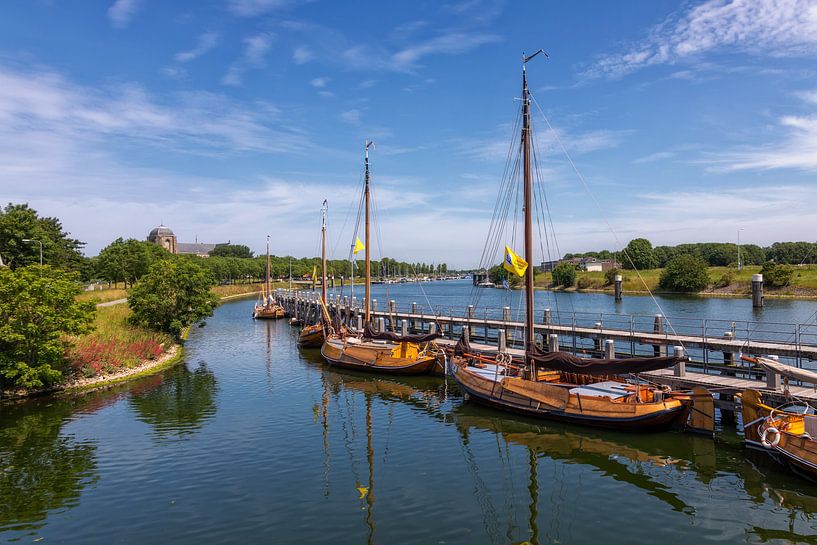 Authentieke zeilschepen in de buitenhaven van Veere van Bram van Broekhoven
