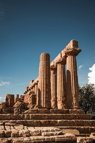 Griekse Tempelruïne op Sicilië onder Blauwe Hemel