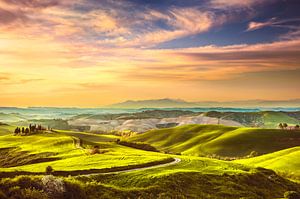 Frühling in der Toskana, sanfte Hügel bei Sonnenuntergang in Volterra,