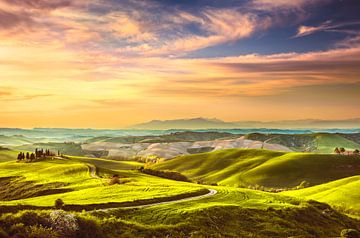 Lente in Toscane, glooiende heuvels bij zonsondergang in Volterra, van Stefano Orazzini
