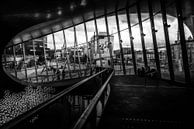 Binnenkant van het Centraal station van Arnhem in het zwart wit van Bart Ros thumbnail