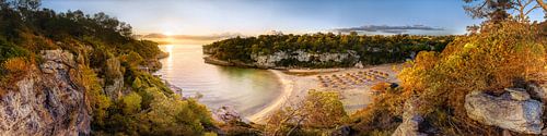 Baai op het eiland Mallorca bij zonsopgang.