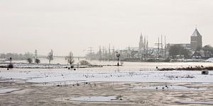 Het stadsfront van de stad Kampen in de sneeuw