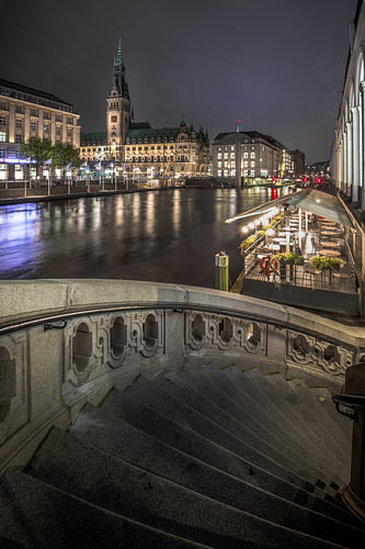 Binnenalster, jungfernstieg, Hamburg bij nacht. Gezicht op het historische stadhuis
