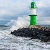 Pier aan de Baltische kust in Warnemünde op een stormachtige dag. van Rico Ködder