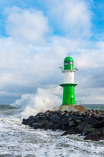 Pier aan de Baltische kust in Warnemünde op een stormachtige dag. van Rico Ködder
