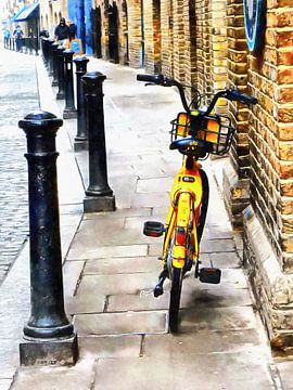 Gelbes Moped an der Shad Thames von Dorothy Berry-Lound