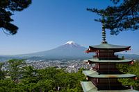 Ein Ikonisches Foto des Mount Fuji mit dem Roten Tempel an einem Strahlenden Mai-Tag