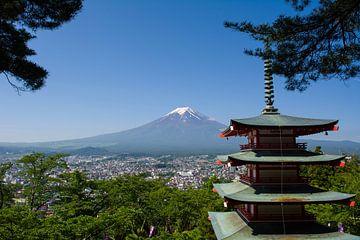 Ein Ikonisches Foto des Mount Fuji mit dem Roten Tempel an einem Strahlenden Mai-Tag von Dave Denissen