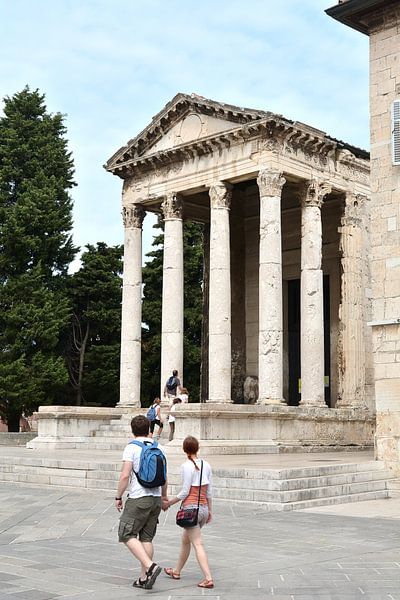 Augustus-Tempel in der historischen idyllischen Altstadt von Pula in Kroatien von Heiko Kueverling