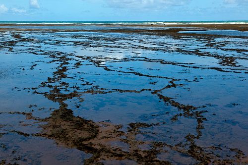 De atlantisch oceaan in Bahia, Brazilie, bij eb. Abstract landschap.