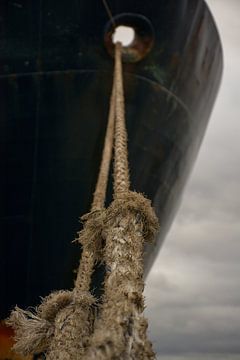 Afgemeerd de trossen van de boeg naar de wal van scheepskijkerhavenfotografie