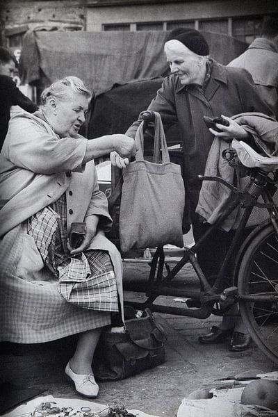 Dames op Waterlooplein in de 60-er jaren. par PIX STREET PHOTOGRAPHY