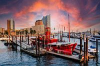 Port de Hambourg avec bateau-phare et salle philharmonique de l'Elbe