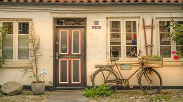 Häuschen mit Fahrrad vor der Tür von Guy Lambrechts