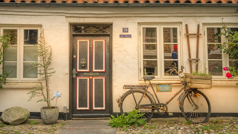 chalet avec vélo devant la porte par Guy Lambrechts photographie