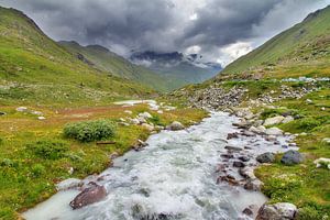 Gletsjer Rivier Moiry in de zomer sur Dennis van de Water