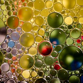 Yellowgreen bubbles van Milou Oomens