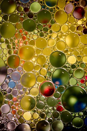 Yellowgreen bubbles van Milou Oomens