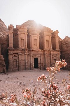 Lever de soleil sur le monastère de Petra, Jordanie sur Nikkie den Dekker | photographe de voyages et de style de vie