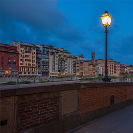 Florenz, Straße entlang des Flusses Arno in der blauen Stunde von Maarten Hoek