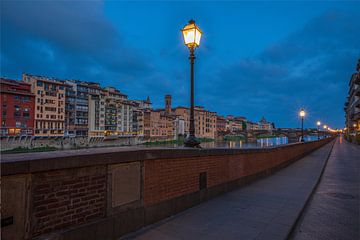 Florence, route le long de l'Arno à l'heure bleue sur Maarten Hoek