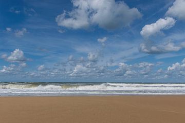 Onstuimige zee op een mooie zomerse dag met een prachtige lucht vol stapelwolken van Patrick Verhoef