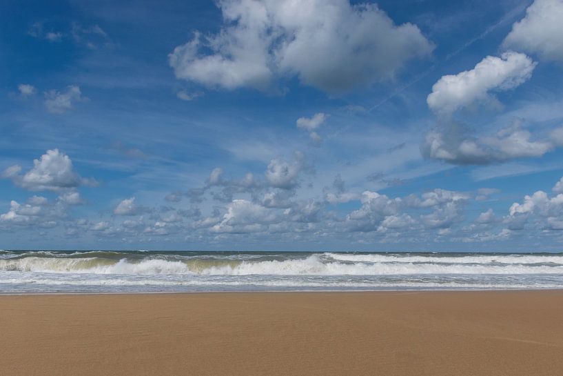 Onstuimige zee op een mooie zomerse dag met een prachtige lucht vol stapelwolken van Patrick Verhoef