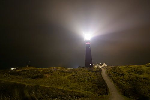 Vuurtoren op waddeneiland Schiermonnikoog bij nacht