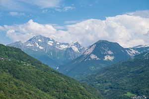 Schnee auf den Berggipfeln in den französischen Alpen. von Christa Stroo photography