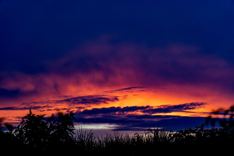 Sonnenuntergang über dem Amazonas bei Iquitos, Peru von John Ozguc