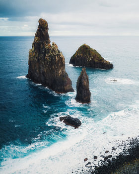 Rotsen in de Oceaan bij Madeira.
