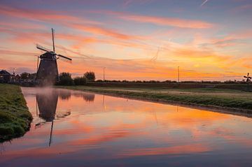 Zonsopgang in typisch Hollands landschap (2) van Edwin Sonneveld