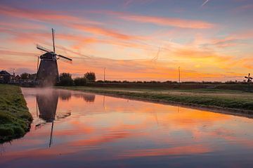 Lever de soleil dans un paysage typiquement hollandais (2) sur Edwin Sonneveld