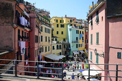 Uitkijkend over de Via Roma in Vernazza