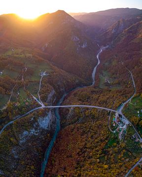 Tara Canyon und Brücke in Montenegro bei Sonnenuntergang von Ewold Kooistra