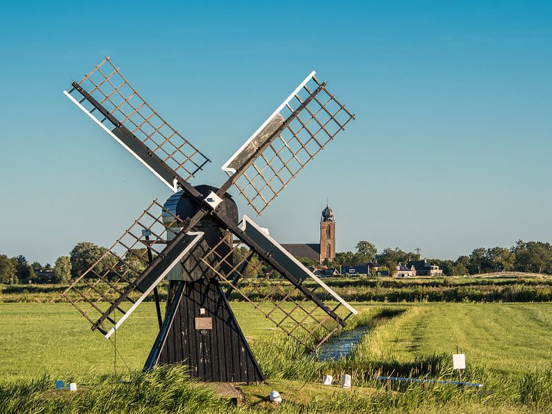 Kleine molen tussen Marssum en Deinum in Friesland von Harrie Muis