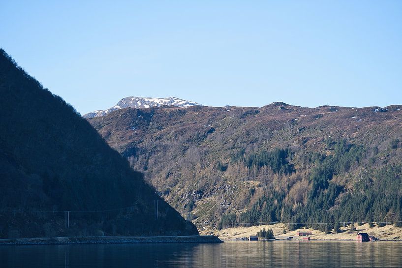 Fjord en Norvège avec un ciel bleu par Martin Köbsch