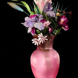 Stilleven, een vaas vol kleurige bloemen van Jan Diepeveen