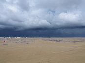 Een strand met storm op komst van Anne de Brouwer thumbnail