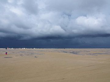 Een strand met storm op komst sur Anne de Brouwer