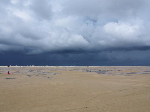 Een strand met storm op komst