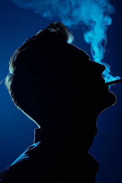 Rauchender Mann im Schatten – Mystisch von Poster Art Shop