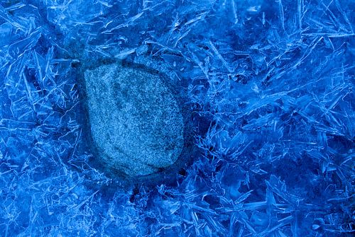  Pebble and blue-colored ice