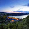 Panorama du barrage d'Edersee et du village avec le barrage éclairé en jaune à l'heure bleue sur Frank Herrmann