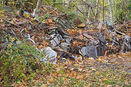 Vuilnishoop op de bouwplaats in Halle Saale in Duitsland