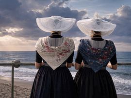Two women from Walcheren in Zeeland are enjoying the sunset
