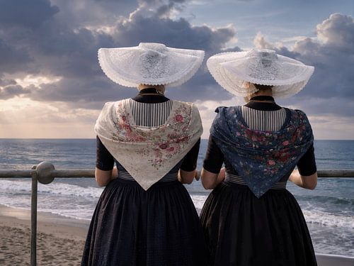 Twee Zeeuwse vrouwen van Walcheren genieten van de zonsondergang
